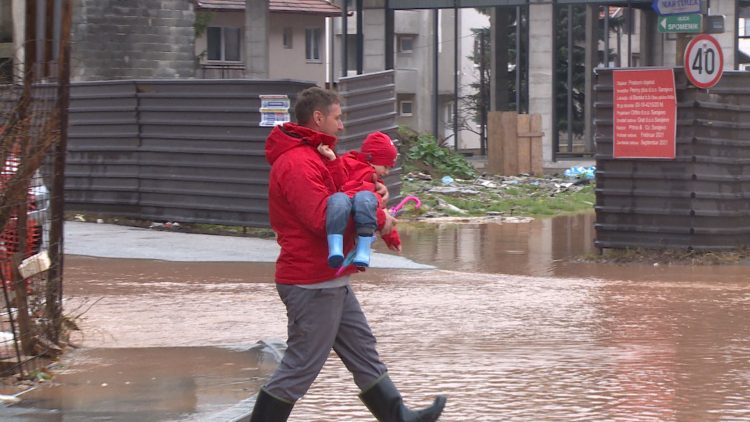 (VIDEO) Kuća u potpunosti bila poplavljena: Mještani Trnova spasili petogodišnjeg Haruna od utapanja