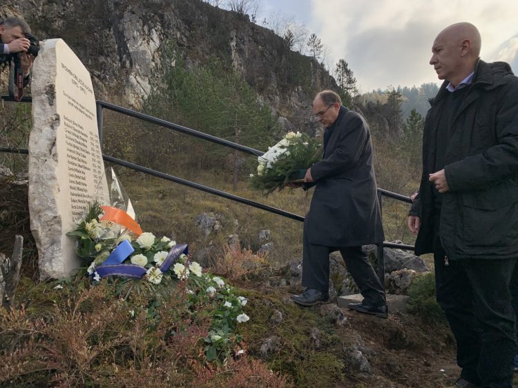 (FOTO) Otkriveno spomen obilježje na Kazanima: Visoki predstavnik Schmidt položio cvijeće