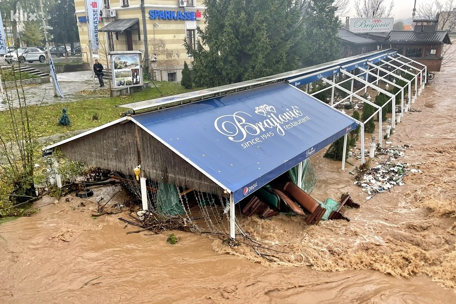 (VIDEO) Uništen dio restorana Seje Brajlovića: Rijeka Željeznica napravila haos na Ilidži