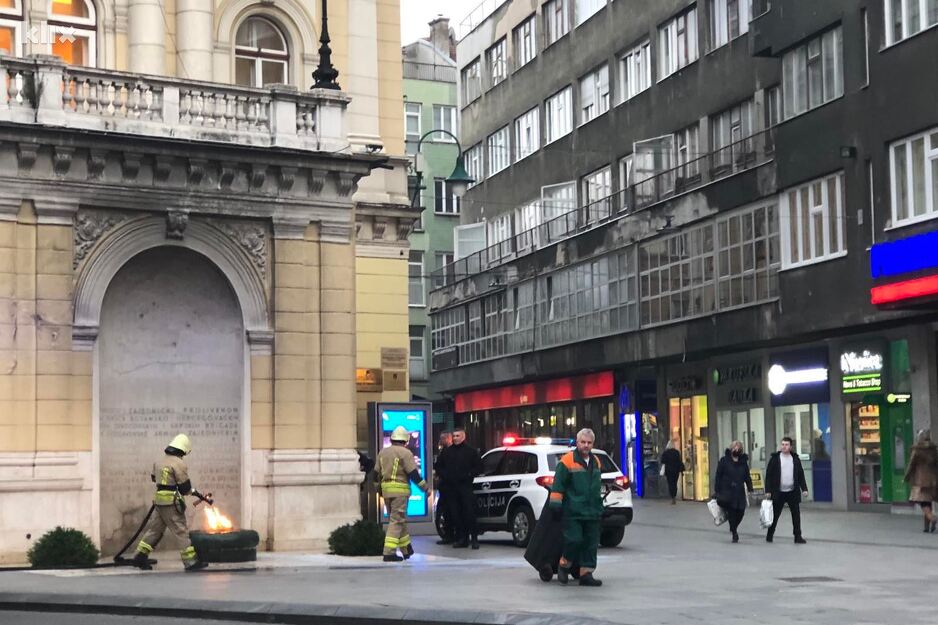 (FOTO) Nepoznati muškarac bacio smeće na Vječnu vatru