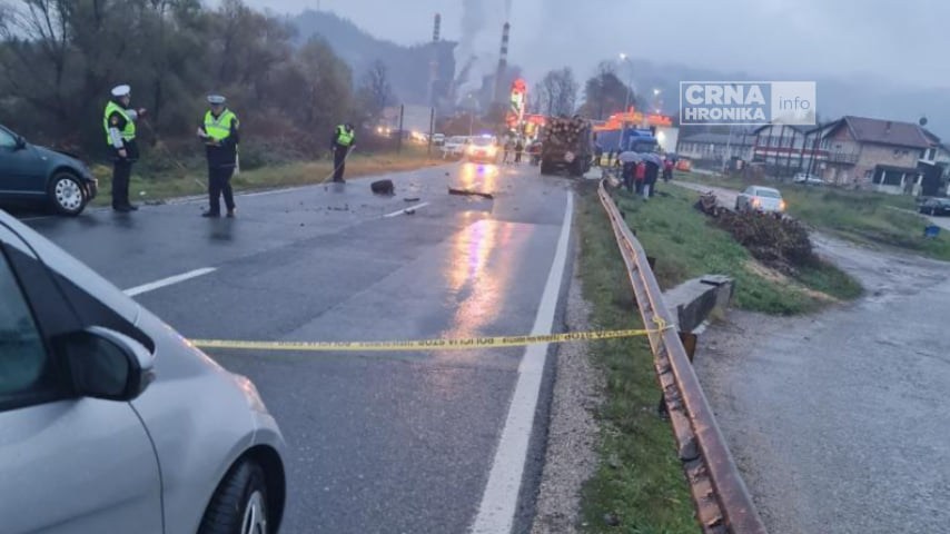 (FOTO) Teška nesreća na M17 kod Maglaja: Četiri osobe povrijeđene