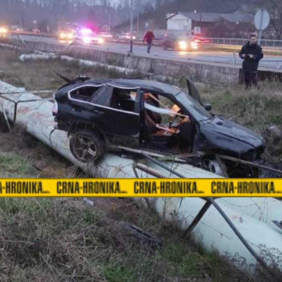 (FOTO) Detalji nesreće kod Tuzle: Vozačica BMW-om X-5 sletjela s kolovoza, zadobila teške tjelesne povrede