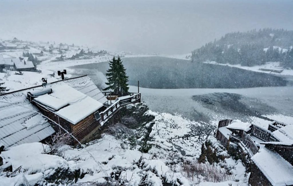 (FOTO) Snijeg pao i na Prokoško jezero