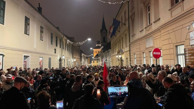 Više od hiljadu demonstranata protiv Covid-potvrda u Zagrebu