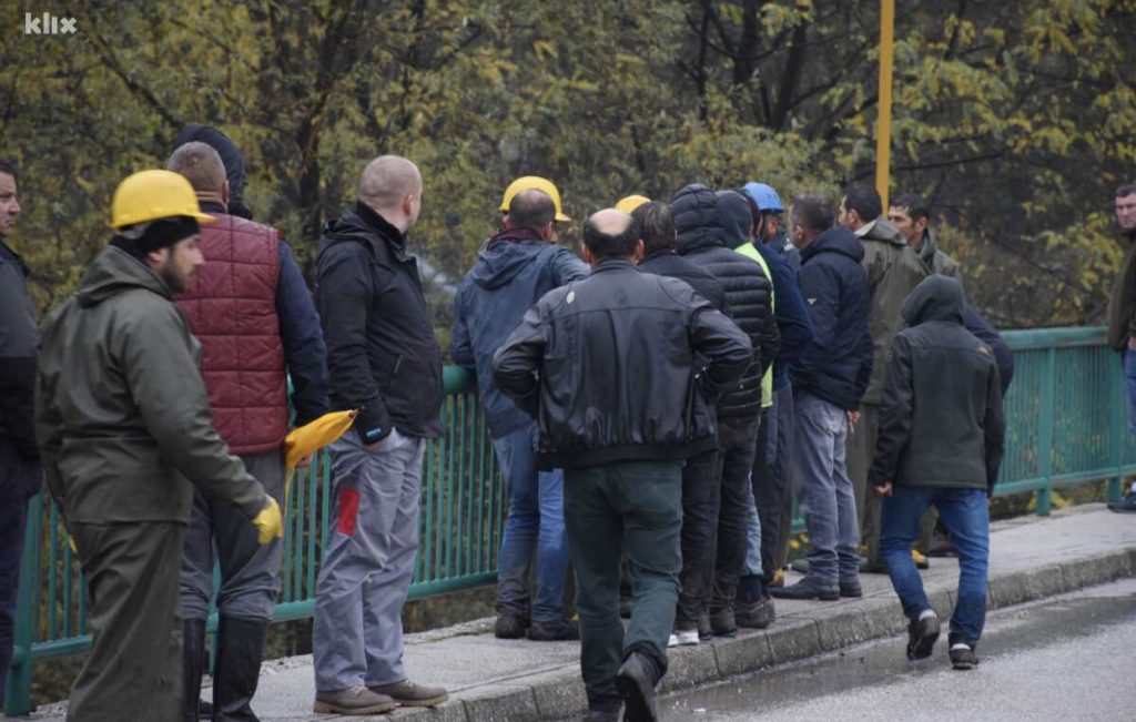 Radnici koji su pali u rijeku Bosnu su iz Turske, kolege i mještani pomažu u potrazi za njima