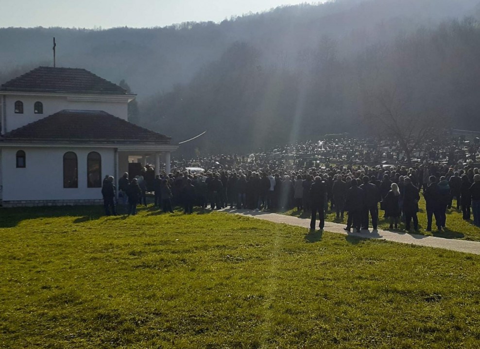 (FOTO) Dan žalosti u Foči: Veliki broj građana na ispraćaju dječaka kojeg je upucao Tešović