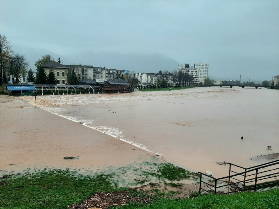 (FOTO) Restoran “Brajlović” i dalje pod vodom: Rijeka Željeznica ni jutros ne miruje