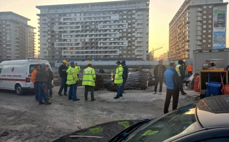 Nesreća u Sarajevu: Poginuo radnik prilikom istovara oplata