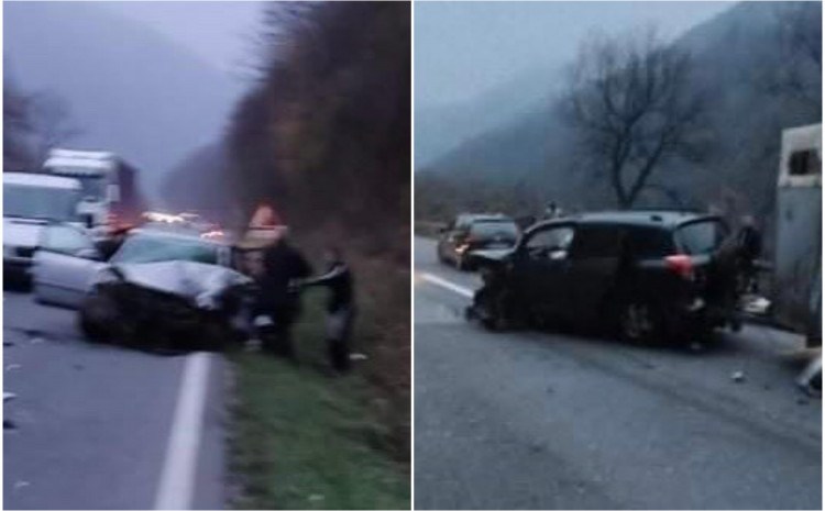 Udes na M17: Troje povrijeđenih jedna osoba zarobljena u automobilu