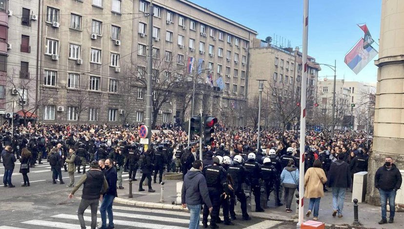 (VIDEO) Dramatično u Srbiji: Veliki protesti zbog usvajanja zakona kojim se protive ekološki aktivisti