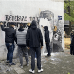 Grupa mladića ponovo crta mural Mladiću u Beogradu, policija ih ne legitimiše (FOTO)