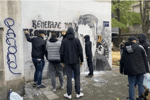 Grupa mladića ponovo crta mural Mladiću u Beogradu, policija ih ne legitimiše (FOTO)