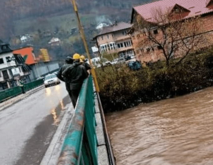 Ružne scene iz Topčić Polja: Policija i vatrogasci tragaju za dva radnika koji su pali sa gradilišta autoputa!