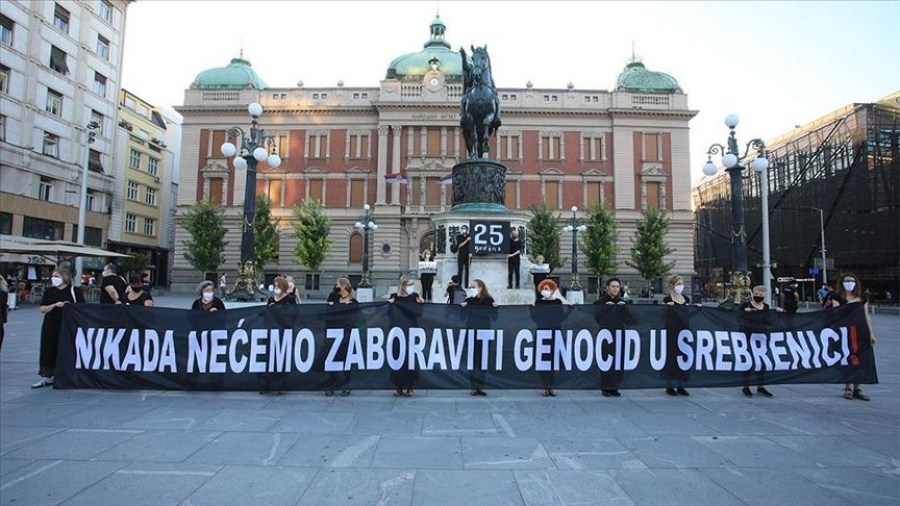 Od Žena u crnom ukraden i spaljen transparent “Nećemo zaboraviti genocid u Srebrenici”