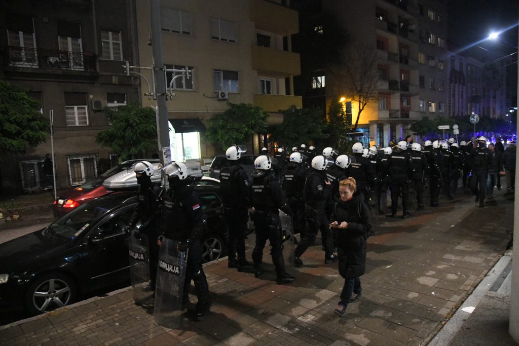 (UŽIVO) Napeto u Beogradu: Građani protestuju zbog murala Mladiću, dočekao ih kordon policije