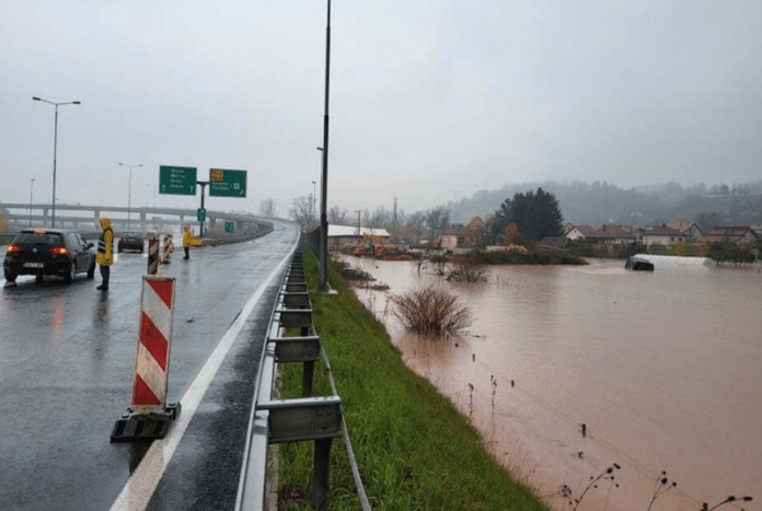 Zbog izlijevanja vode obustavljen saobraćaj na autoputu A1 Butile-Briješće