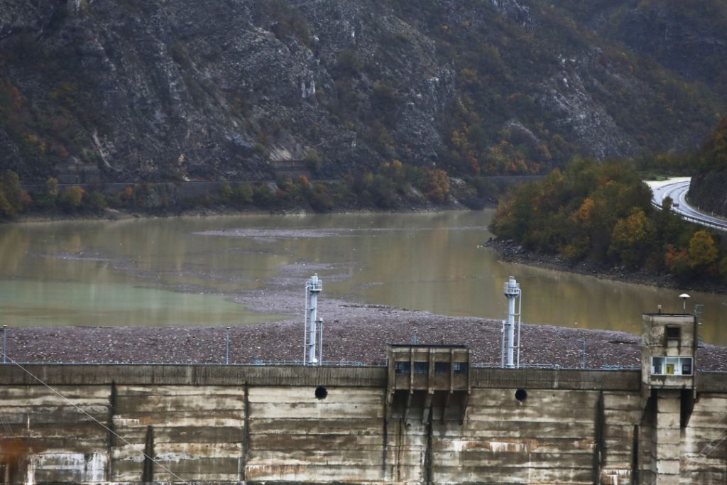 (FOTO) Neretva kao plutajuća deponija: Rijeka izgubila svoju prepoznatljivu zelenu boju