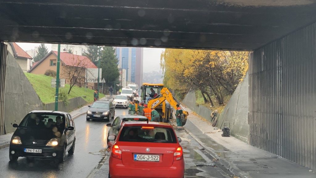 (FOTO) Nakon brojnih poplava ispod podvožnjaka: Počela sanacija ceste u naselju Buća Potok