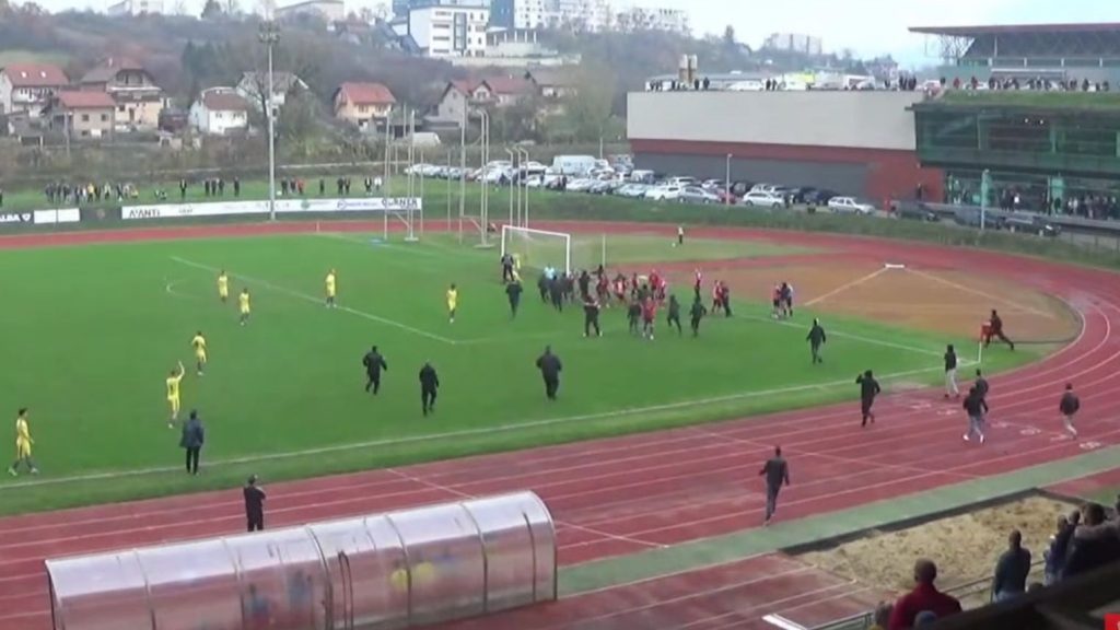 (VIDEO) Drama u Zenici: Navijači uletili na teren u želji da se obračunaju sa sudijom