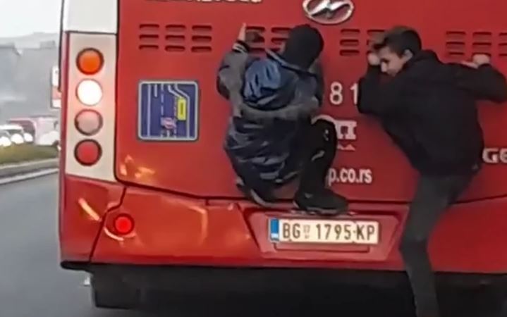 (VIDEO) Djeca se prikačela za autobus: Snimak uznemiriju roditelje