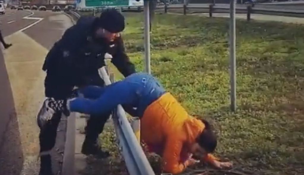 (VIDEO) Srbijanska javnost ogorčena zbog snimke na kojoj policajac baca ženu preko bankine