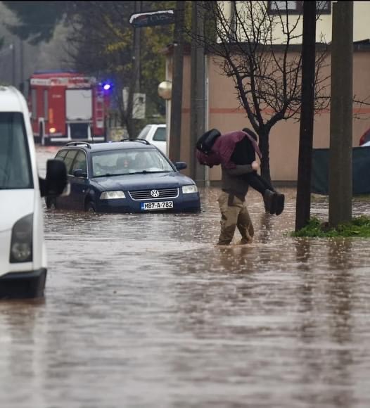 Gospodin iz Sarajeva: “Muškarac nosi djevojku preko vode”