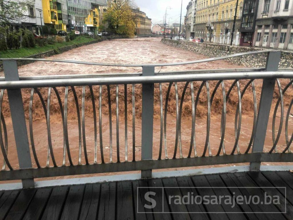 (VIDEO) Miljacka prijeti da poplavi most u Sarajevu