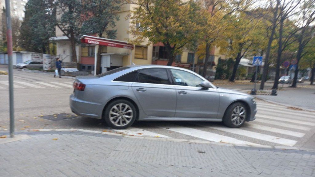 (FOTO) Parking papak u Mostaru: Kako proći pored audija zaustavljenog na pješačkom prelazu?