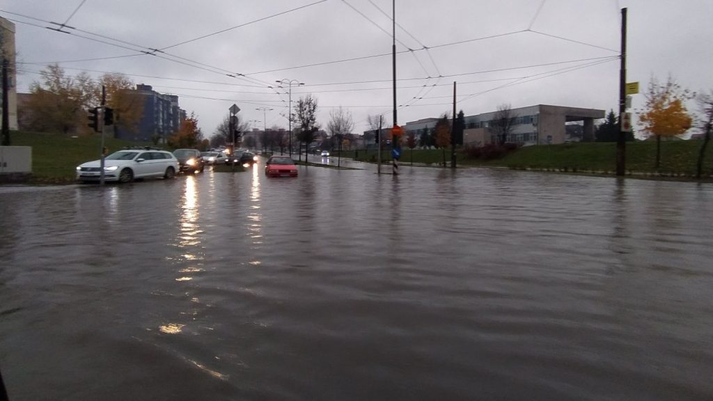 (VIDEO) Kritična situacija u Sarajevu: Nakon velikog nevremena poplavljene brojne ulice