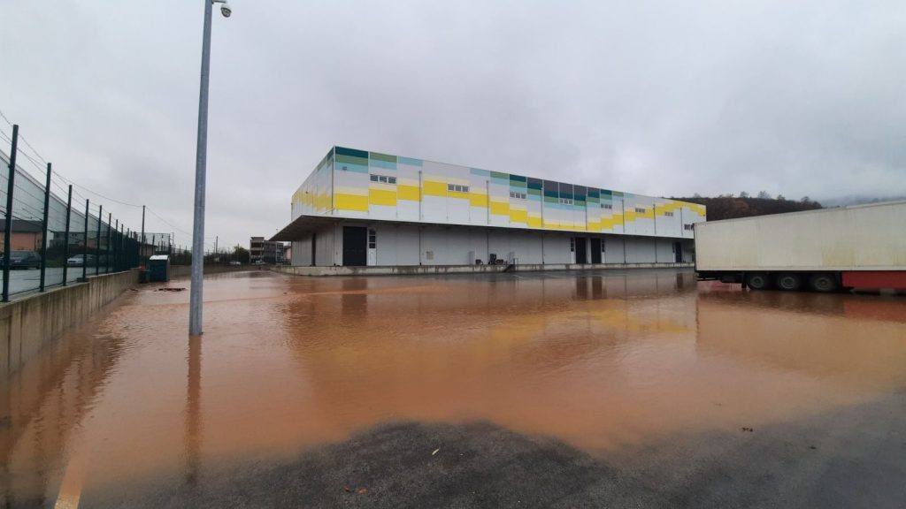 (VIDEO) Haotično stanje: Poplavljen i Carinski terminal u Rajlovcu