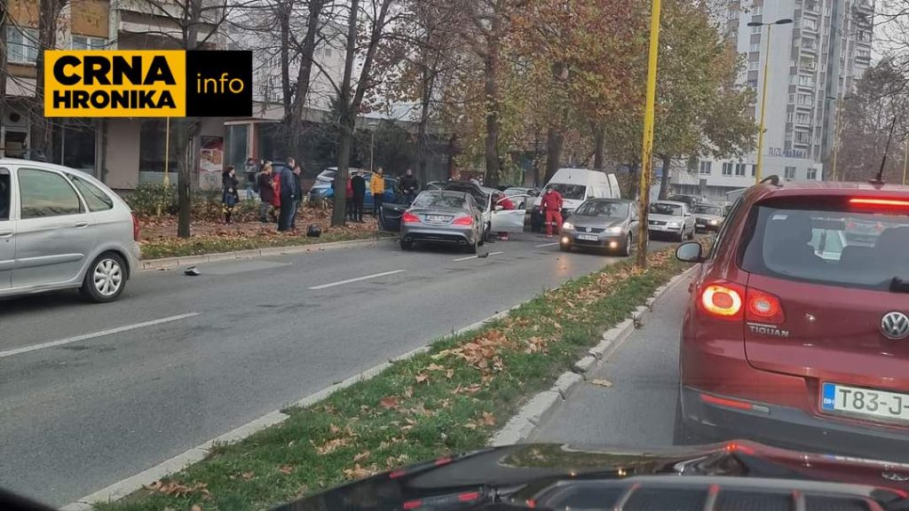 (FOTO) Teška nesreća u Tuzli: Prešao u drugu traku i direktno se zabio u drugo vozilo