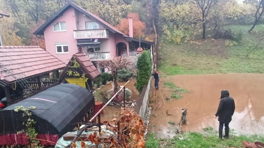 Obilne padavine napravile štetu i u Tuzli: Pokrenuto klizište, ugroženi stambeni objekti