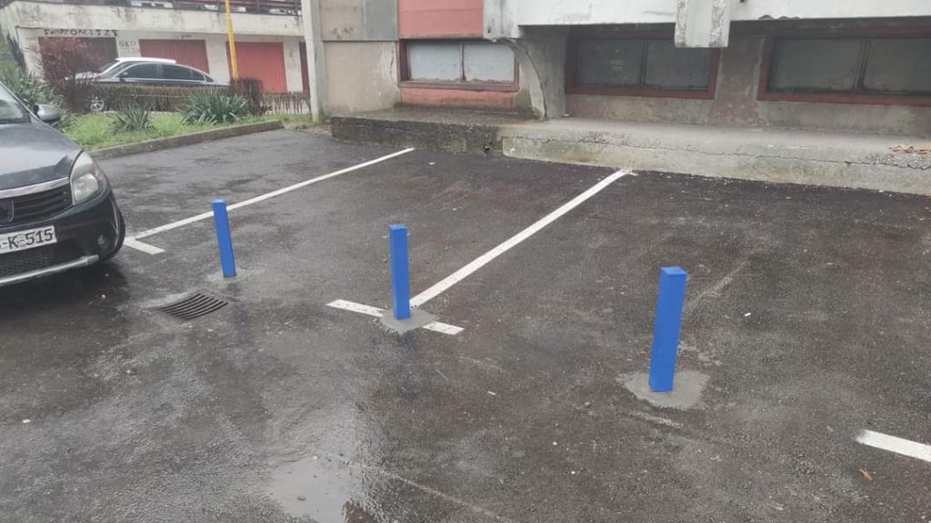 (FOTO) Nevjerovatno, ali BiH: U Tuzli iscrtali parking mjesta, pa postavili stubiće da im se ne može prići