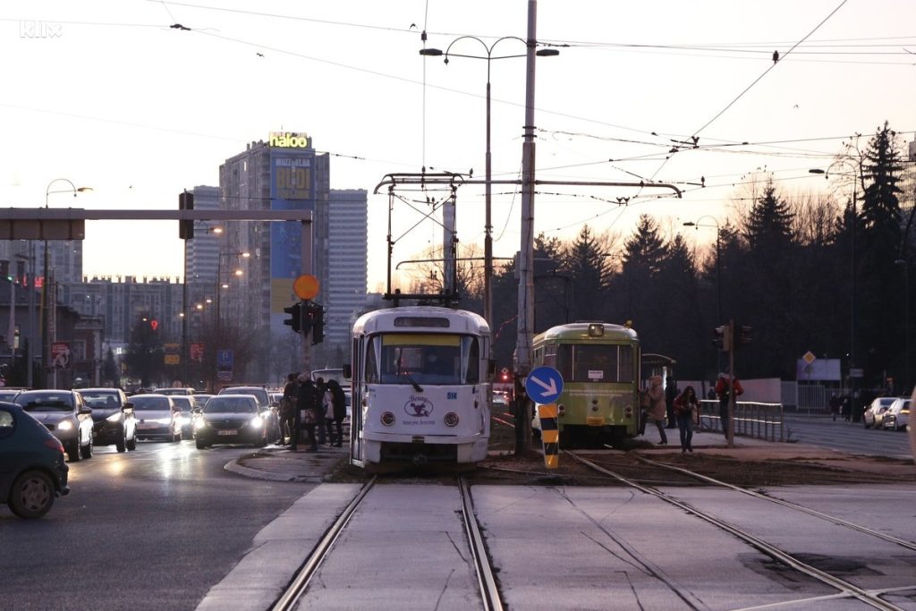 (FOTO) Saobraćajni kolaps u Sarajevu nakon sudara automobila i tramvaja