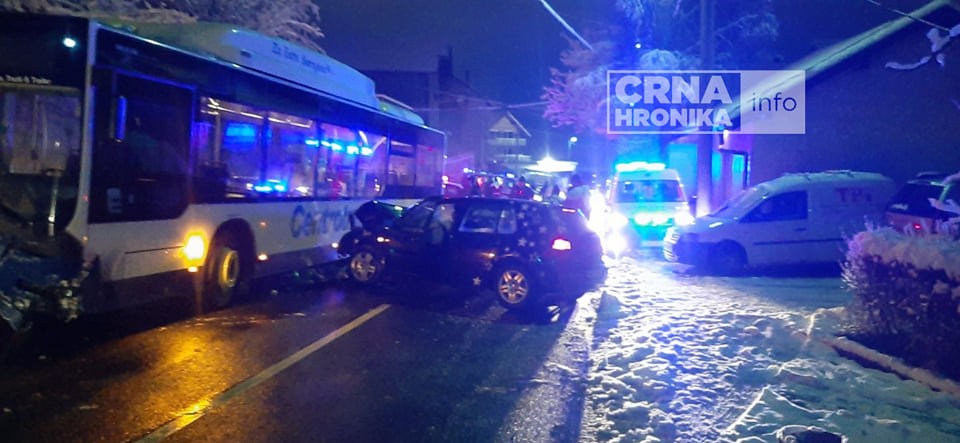 Teška nesreća u Sarajevu: Golfom udario u autobus Centrotransa