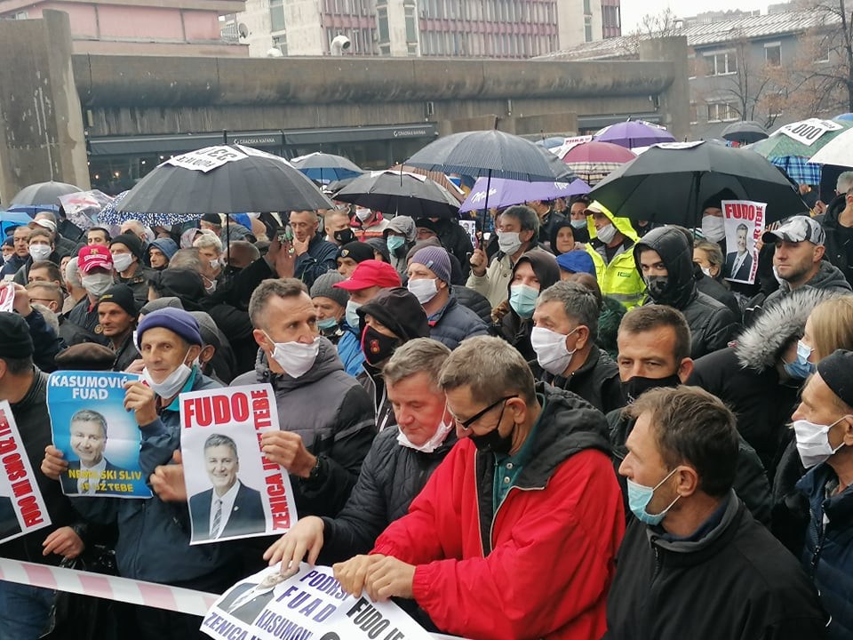 (FOTO) Građani Zenice na nogama: Skup podrške Fuadu Kasumoviću ispred zgrade Gradske uprave