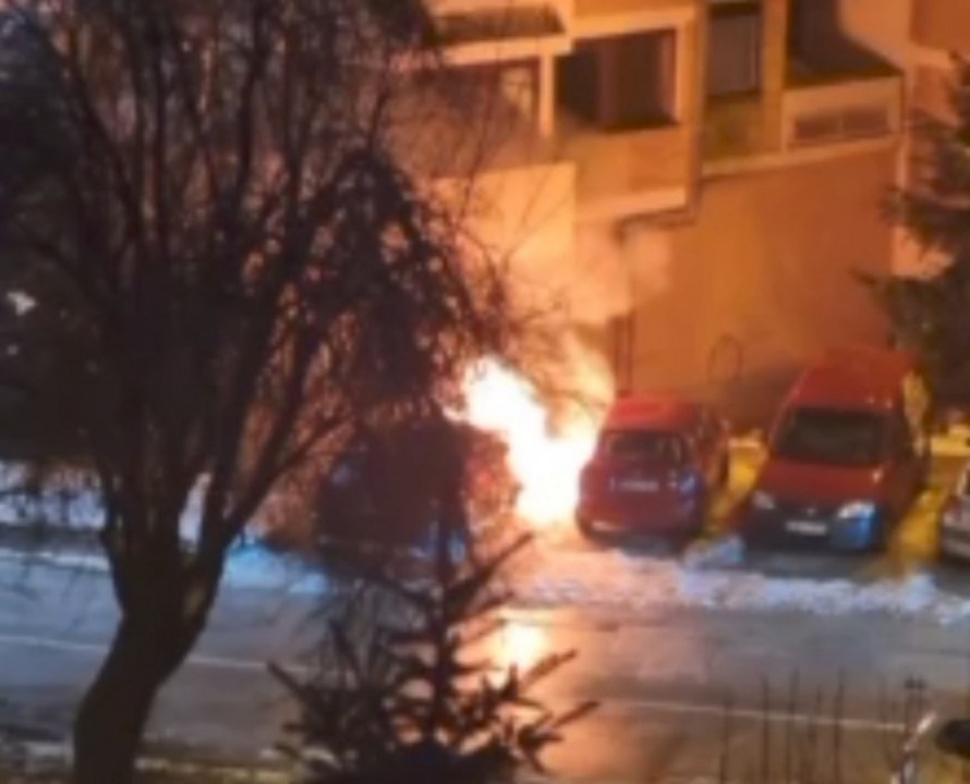 (VIDEO) Požar u sarajevskom naselju Breka: Zapanjen automobil