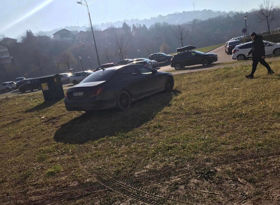 (FOTO) Automobil francuskih oznaka parkirao na travi ispred džamije u Sarajevu