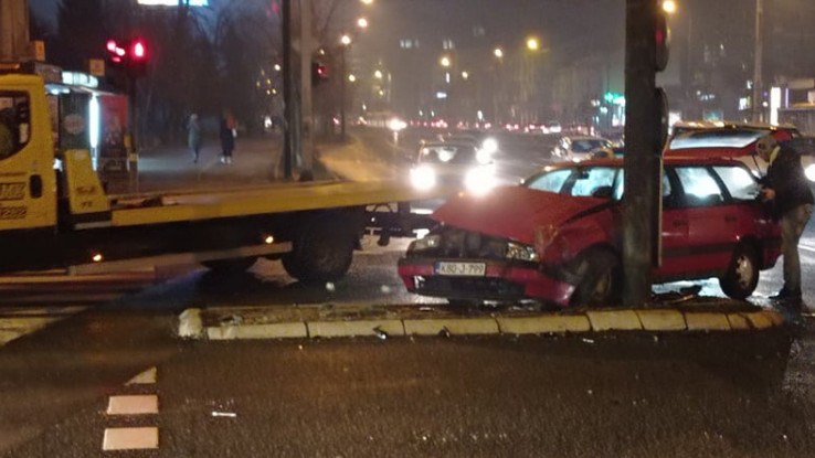 (FOTO) Saobraćajna nesreća u Sarajevu: Vozač se zakucao u stub javne rasvjete, ima povrijeđenih