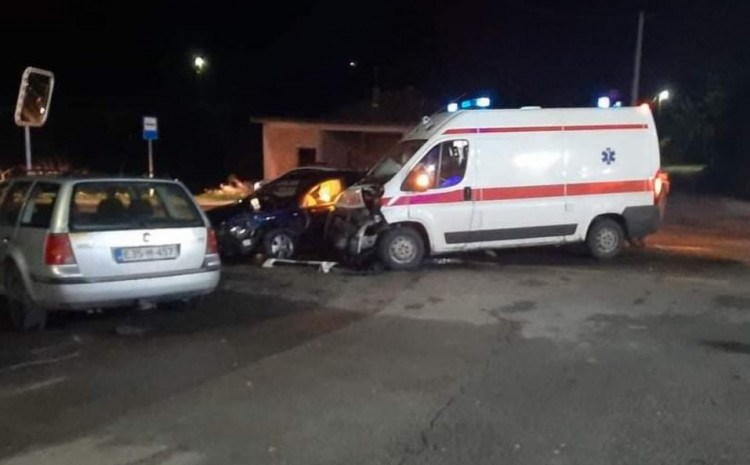 (FOTO) Problem neregulisane saobraćajnice: Sanitet hitne pomoći učestvovao u nesreći kod Goražda