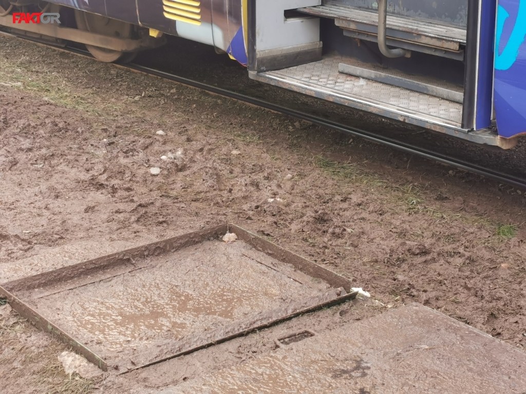 (FOTO) Vozač tramvaja upozorava: Nadam se da niko neće pasti, slomiti ruku ili vrat!