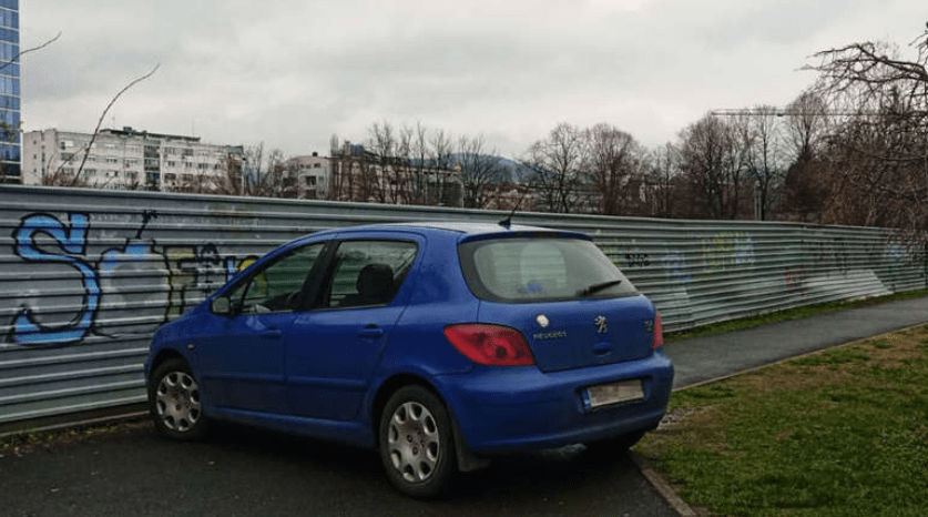 ,,Stručnjak” iz BiH: Parkirao automobil na trotoar, blokirao prolaz do ambulante