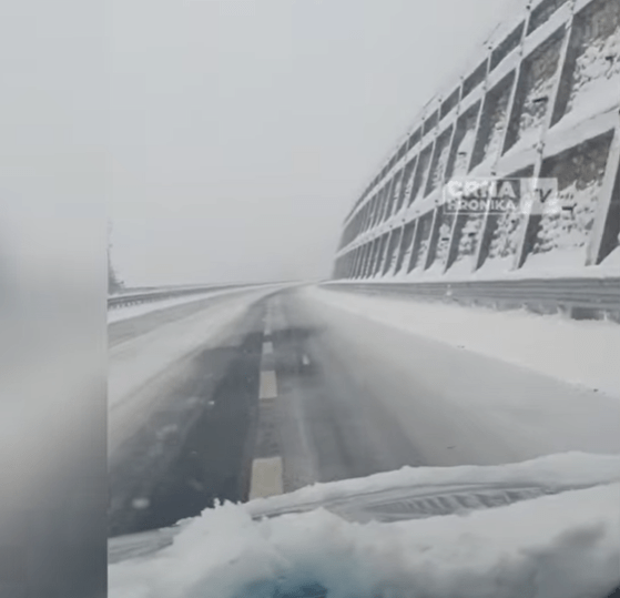 Je li snijeg iznenadio u decembru? Autoput se slabo čisti, ko je kriv? (VIDEO)