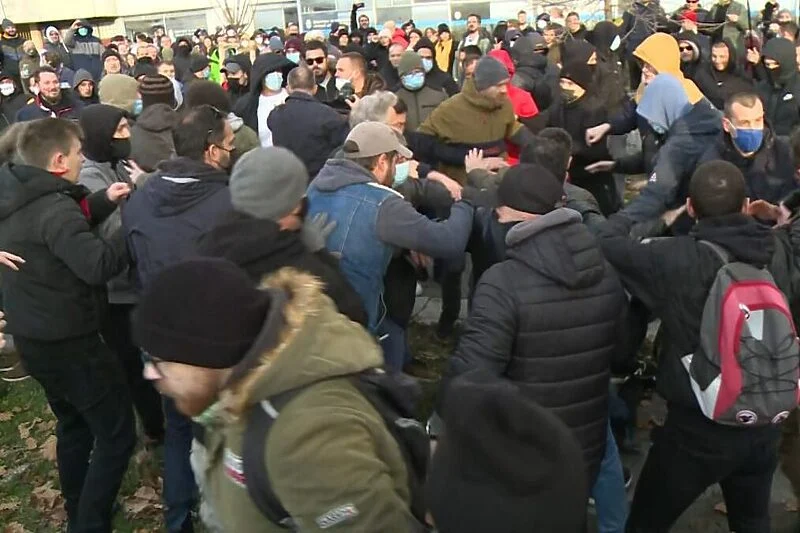 Blokada širom Srbije: Demonstranti gađani ciglama