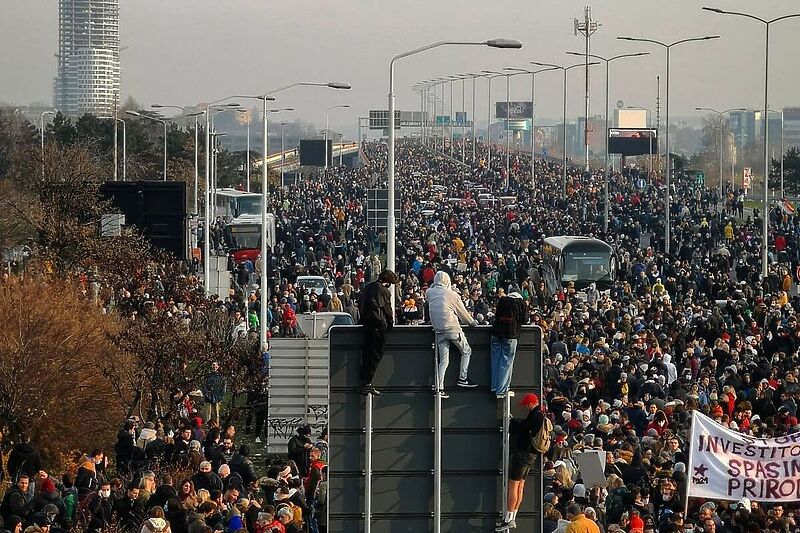 (FOTO) Cijela Srbija na nogama: Đoković podržao velike proteste, fotografija iz Beograda obišla svijet