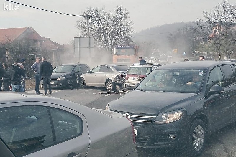 (FOTO) Haos u Gračanici: Sudarila se tri putnička vozila i jedan autobus, ima povrijeđenih