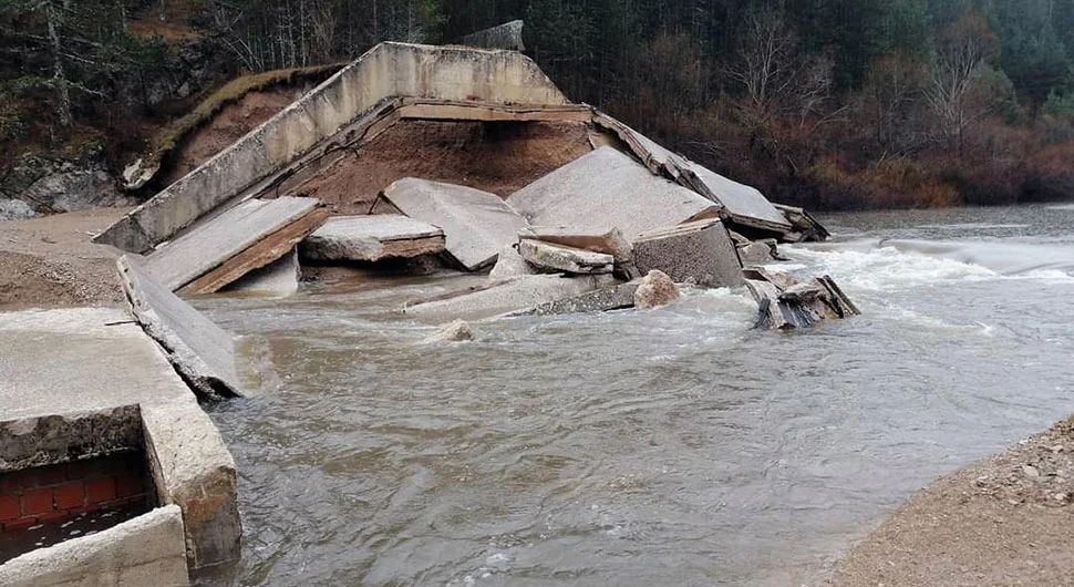 (FOTO) Na svu sreću bez ljudskih žrtava: Pukla brana na jezeru kod Bosanskog Grahova