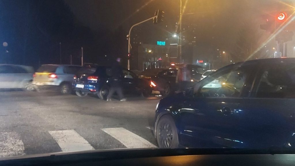 (FOTO) Lančani sudar u sarajevskom naselju Ciglane: Oštećeno pet automobila