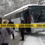 Horor kod Vareša: Autobus sa djecom zaglavio u snijegu, metar od provalije! (FOTO)