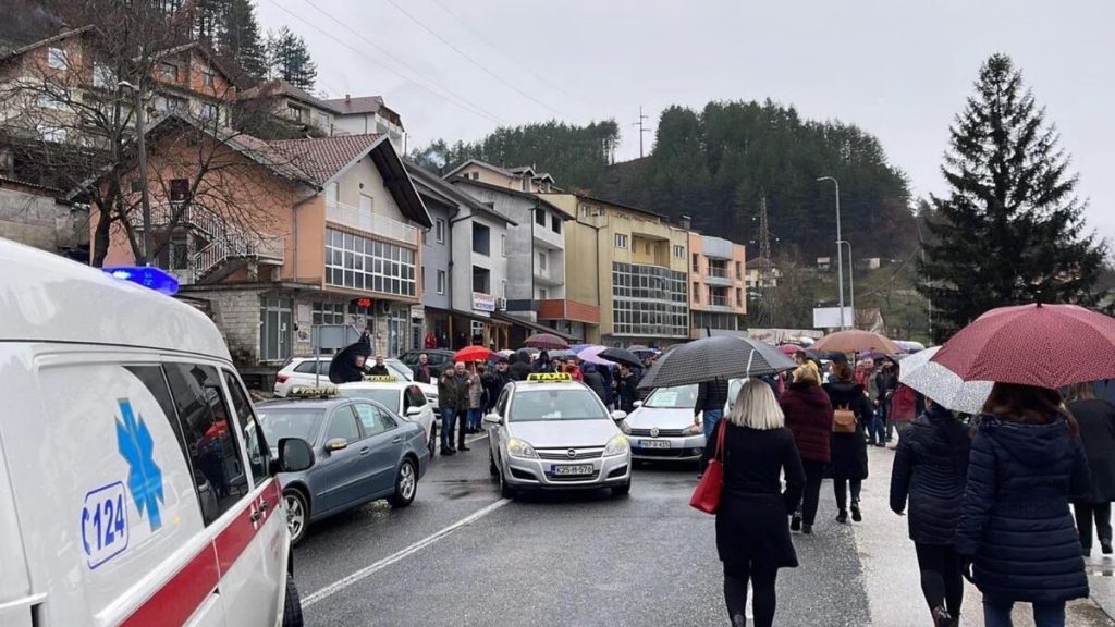 (FOTO) Blokirana magistrala u Konjicu: Očajni zdravstveni radnici traže isplatu plaća